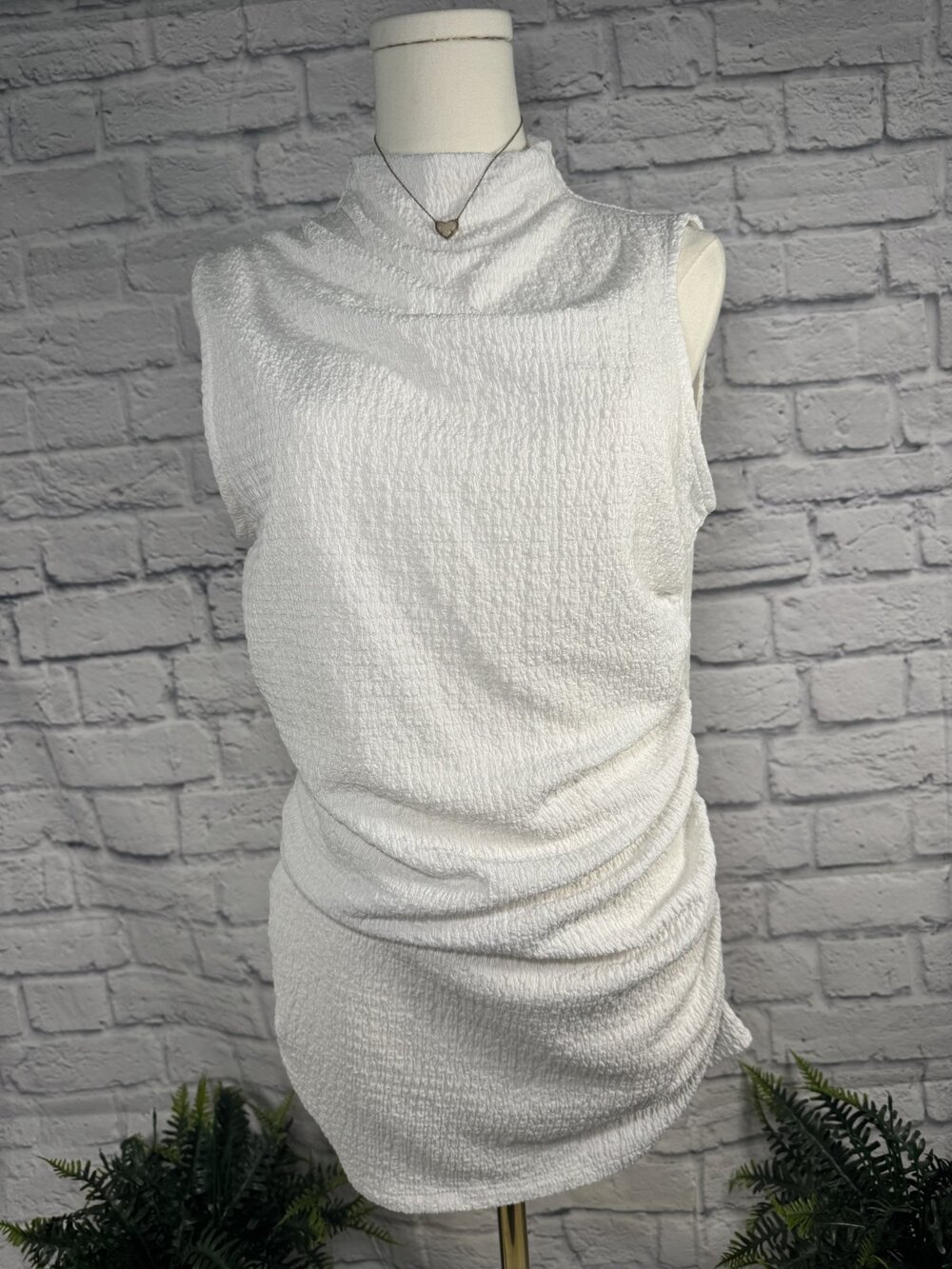 Calvin Klein White Textured Mock Neck Sleeveless Top M Side Ruched Crinkle Knit